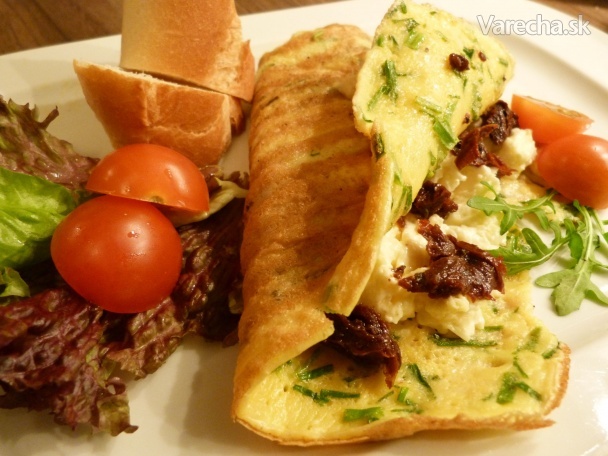 Jemná omeleta so sušenými paradajkami a cesnakovo-syrovou ...