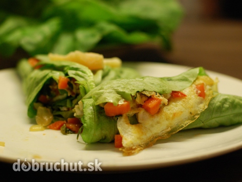 Fitness omeleta v šalátovom liste