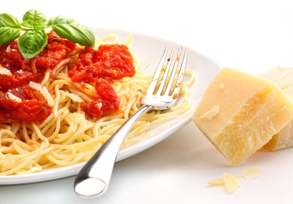 Špagety s omáčkou s čerstvých paradajok s čili