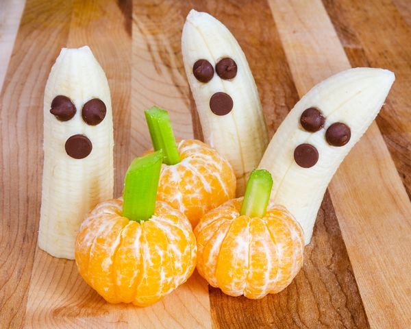 Banánoví halloweenski duchovia s tekvicou