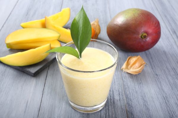Mangové smoothie s kokosovým mliekom a jogurtom