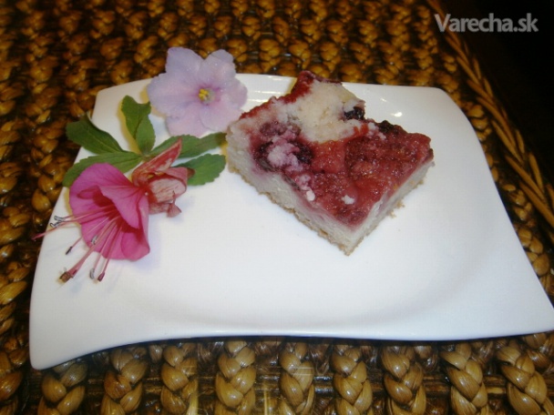 Čerešňovo-jahodový kysnutý koláč s mrveničkou (fotorecept) recept