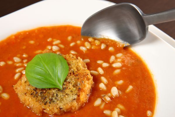 Cesnaková polievka s pečenými paradajkami a cícerom