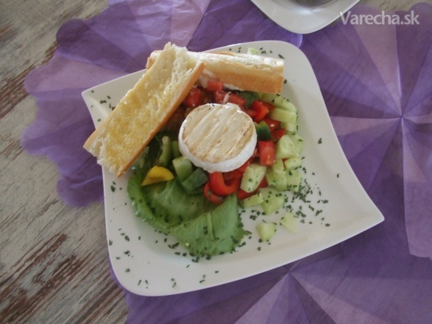 Grilovaný Hermelín se zeleninovým salátem recept