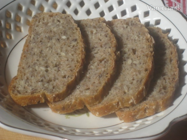 Celozrnný špaldovo-ražný chlieb s ražnými vločkami (fotorecept ...