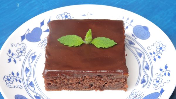 Cuketový koláč s čokoládovou polevou