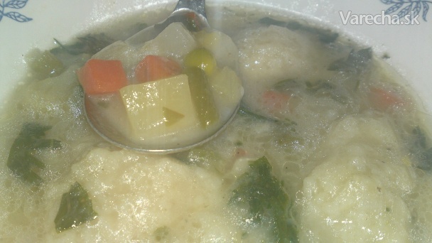 Zasmažená polievka z miešanej mrazenej zeleniny s krupicovými ...