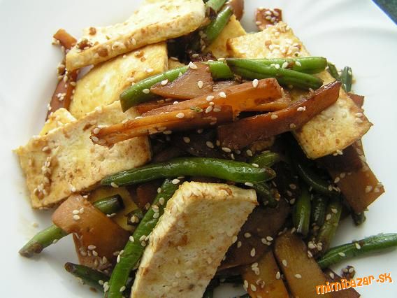 Tofu na cesnaku s fazulkami a bambusovými výhonkami
