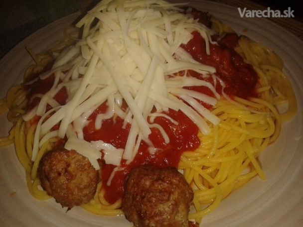Špagety s paradajkovou omáčkou, mäsovými guľkami a syrom ...