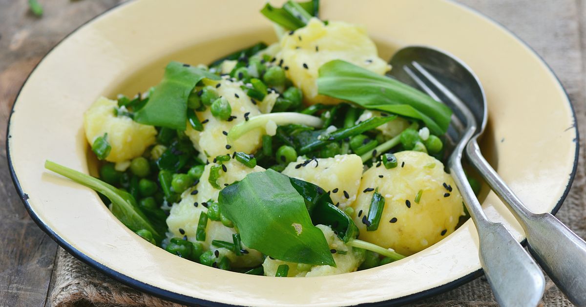 Jarný zemiakový šalát s bylinkami recept 30min.