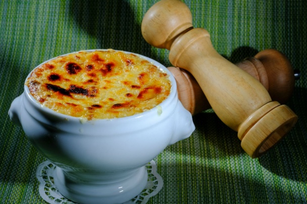 Cibuľová polievka zapečená so syrom recept