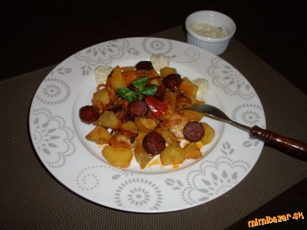 Pečené zemiaky s cibuľou a klobásou