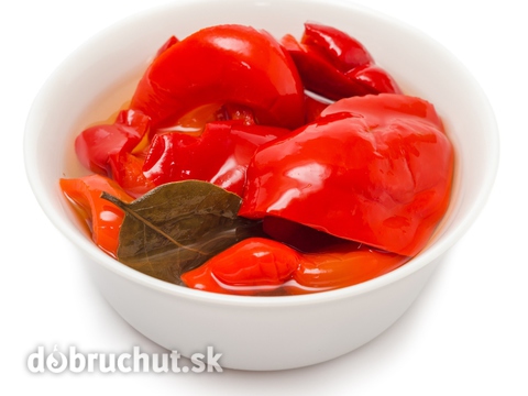 Červená paprika v sladkokyslom náleve s olejom