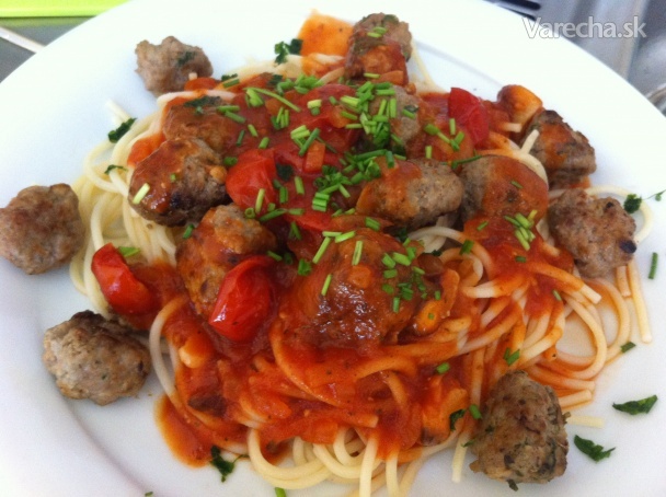 Spaghetti s mäsovými guľôčkami s paradajkovou omáčkou ...