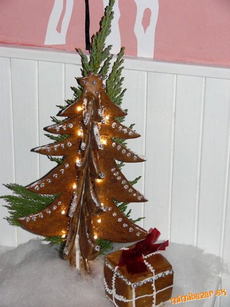 Vianočný stromček s darčekom