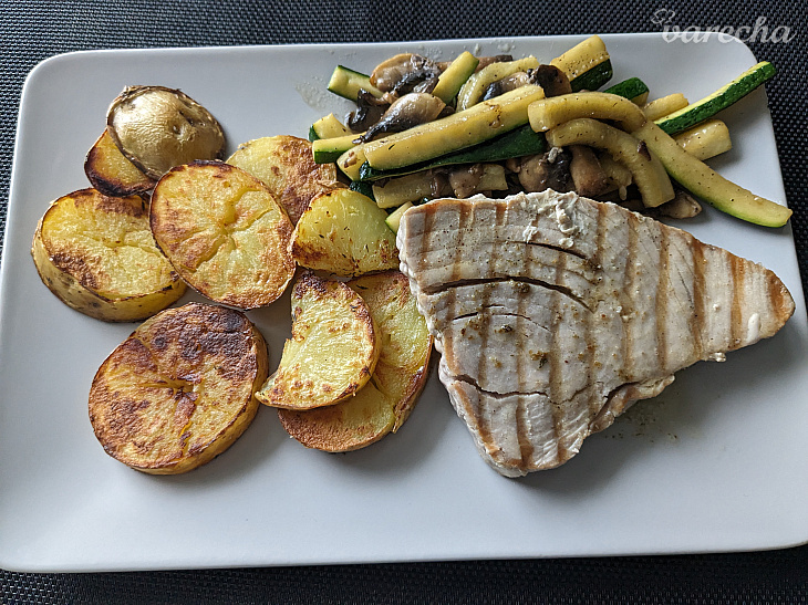 Steak z tuniaka s opečenými zemiakmi a zeleninou recept ...