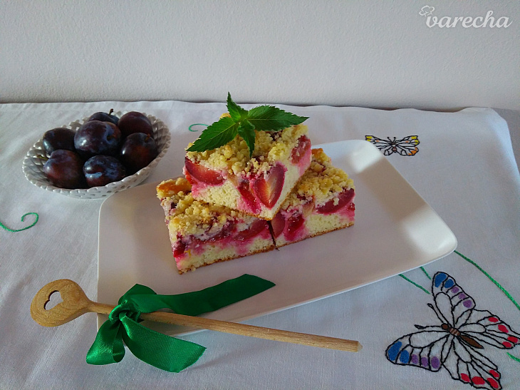 Hrnčekový slivkový jogurtový koláč s mrveničkou (fotorecept ...
