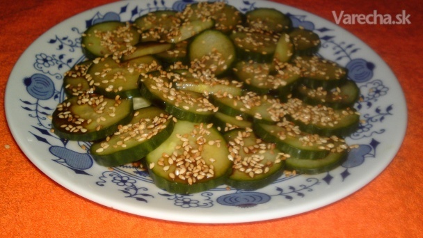 Chrumkavý uhorkový šalát s opraženým sezamom (fotorecept) recept
