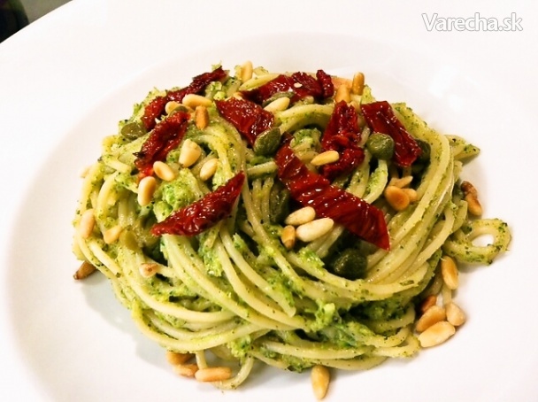 Špagety s brokolicou a píniovými orieškami (fotopostup)