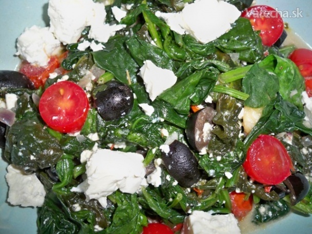 Teplý šalát s fetou, špenátom a čiernymi olivami recept