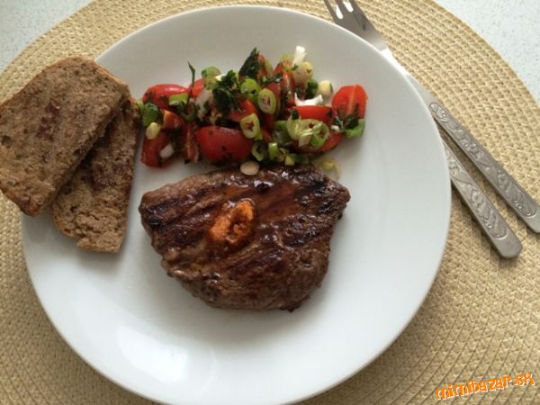 Výborný Rump steak s pikantným bylinkovým maslom
