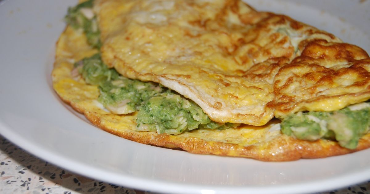 Omeleta plnená brokolicou a kuracím mäsom, fotogaléria 1 / 1.