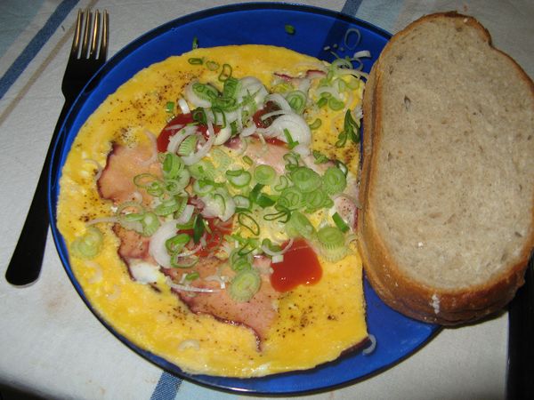 FOTORECEPT: Omeleta s údeným mäsom a jarnou cibuľkou ...