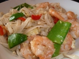 “Pad Thai” alebo opekané ryžové rezance s krevetami a zeleninou ...
