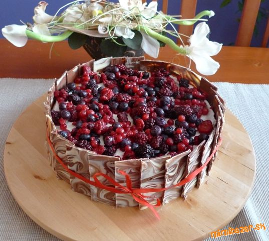 tvarohový koláč s lesným ovocím a čokoládou