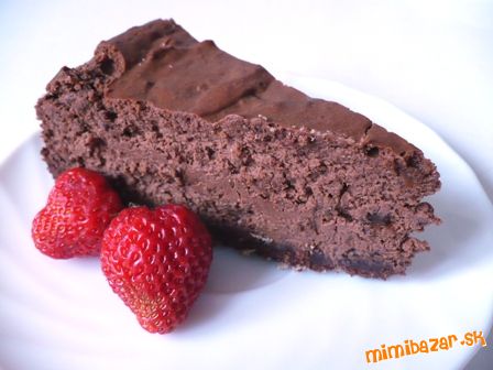 Extra čokoládový tvarohový koláč cheesecake so sušenými slivkami ...