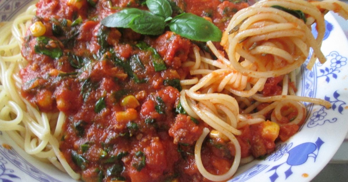 Špagety s paradajkovou omáčkou a čerstvou bazalkou, fotogaléria 1 ...