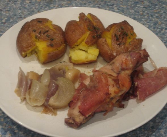 Králik so slaninkou a pečenými tymiánovými zemiakmi