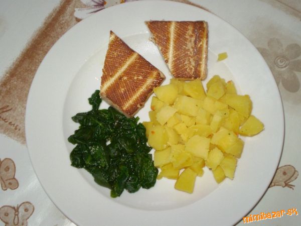 Špenátové listy s tofu a zemiakmi