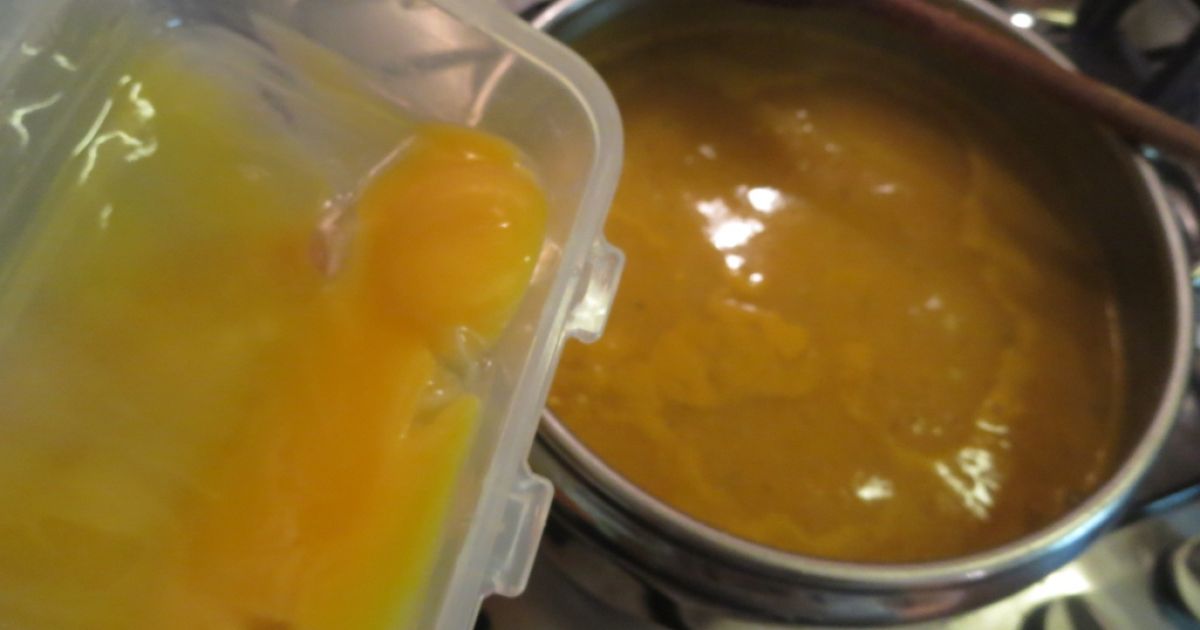 Cuketovo-mrkvová polievka s vaječným žĺtkom ...