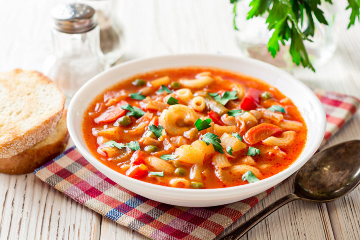 Talianska zeleninová polievka minestrone s cestovinou a ...