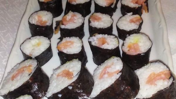 Amatérske sushi s udeným lososom