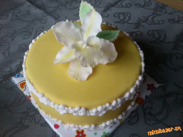 Žlto biela torta s orchidejkou