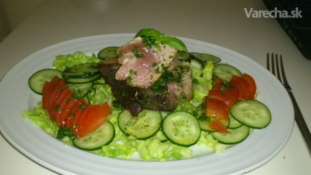 Tuniak so šalátom a bazalkovým dressingom recept