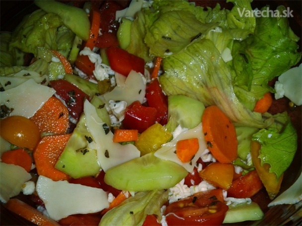 Zeleninový šalát so syrom, physalis a bielkami recept