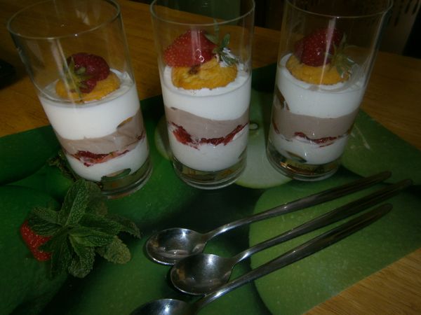 Jogurtovo-smotanový pohár s jahodami