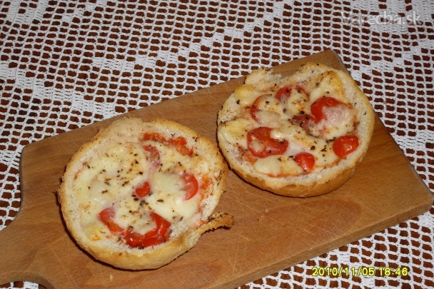 Zapekaná žemľa so syrom a paradajkou recept