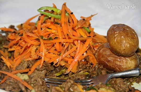 Indický mrkvový salát servírovaný na mletém mase na kari ...