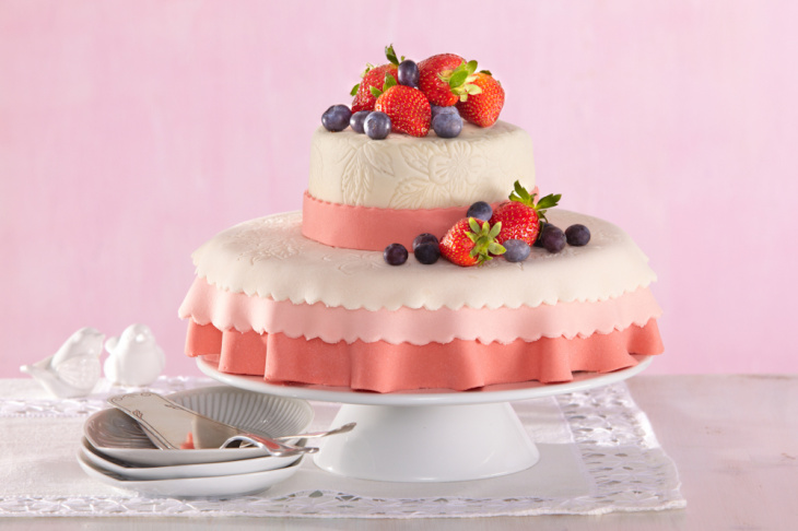 Svadobná torta s krémom z bielej čokolády a ovocím (fotorecept ...