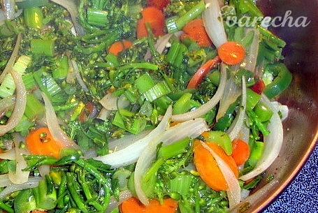 Teplý zeleninový šalát s baby brokolicou a so zemiakmi (fotorecept ...