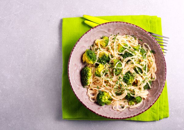 Dusená brokolica so syrovou omáčkou a špagetami