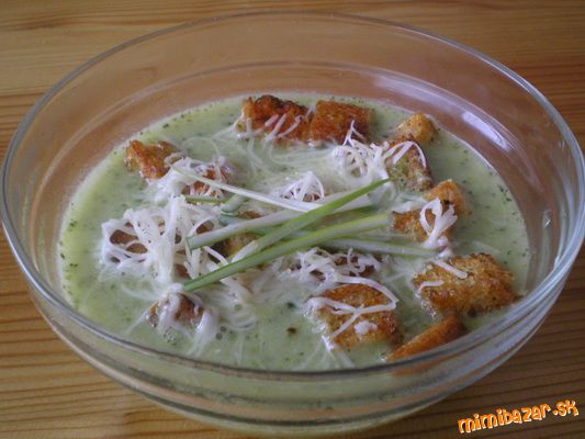 Krémová brokolicovo syrová polievka s krutónmi