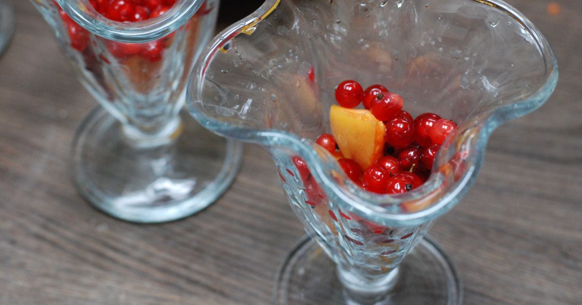 Chrumkavé ovocné poháre s ríbezľovou omáčkou ...
