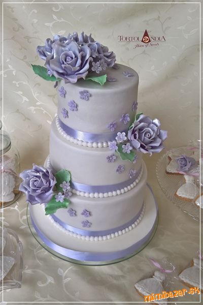 Jemná svadobná torta s ružami