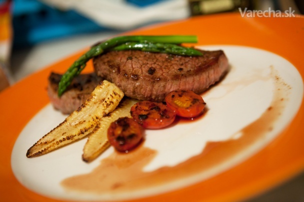 Hovädzí steak so špargľou a grilovanou zeleninkou recept ...