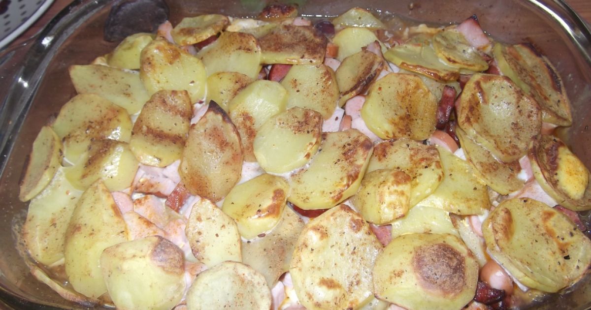 Zapečené zemiaky s údeným mäsom a kyslou kapustou ...